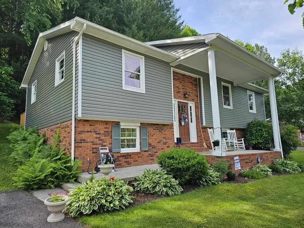 360 Fill St, Pounding Mill, VA 24637