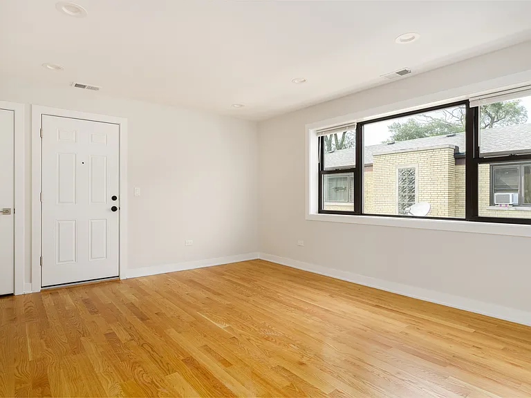 5053 N Troy St #1 — Photo 1