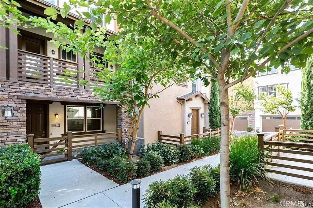 3 bed, 3.5 bath, 1889 sqft, $4,300 — Photo 3