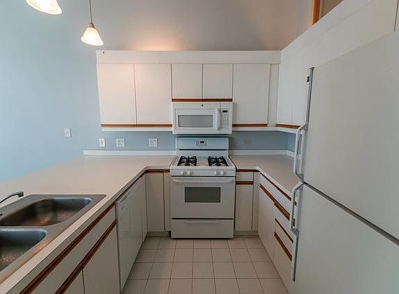 2nd image of 812 W Van Buren St APT 2B