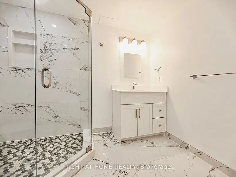 89 W Yonge Blvd NW — Photo 42