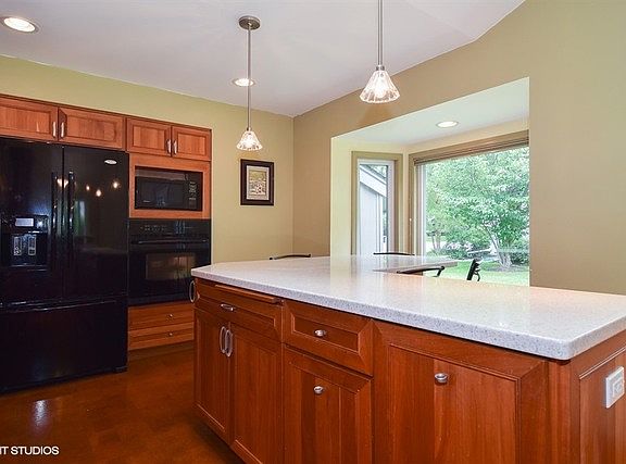 3rd image of 3005 Huntington Dr