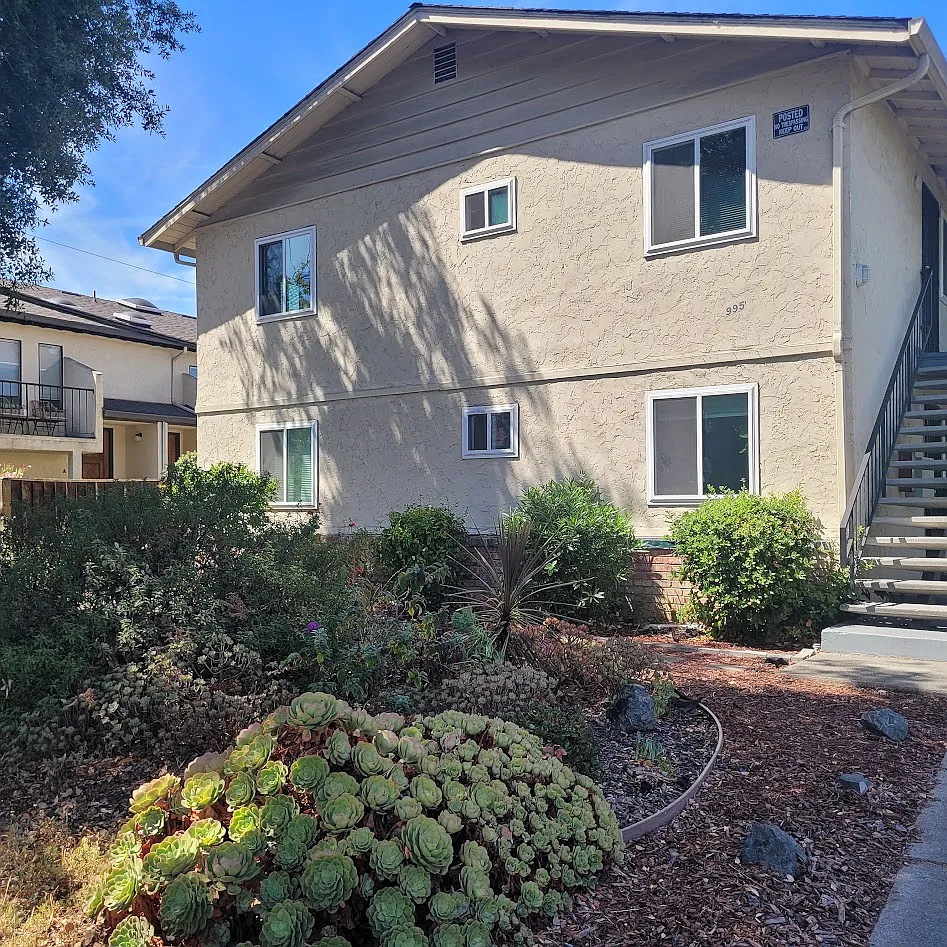 2 bed, 700 sqft, $2,400 — Photo 1