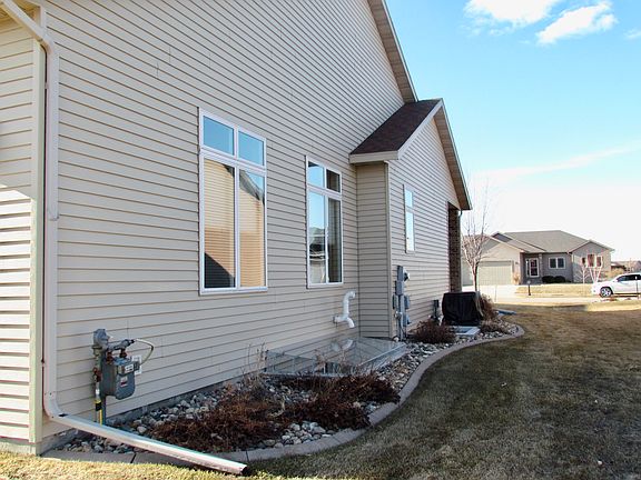 3rd image of 513 Queens Ct