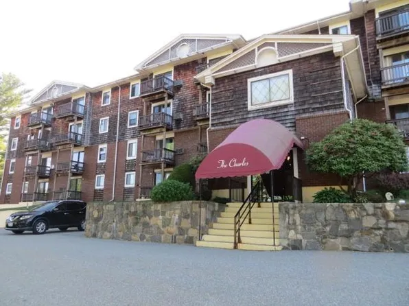 1190 Charles St APT 63, Lincoln, RI 02865