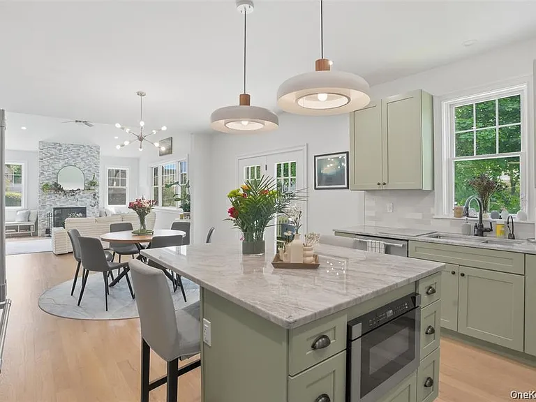 33 Howland Ave — Photo 9