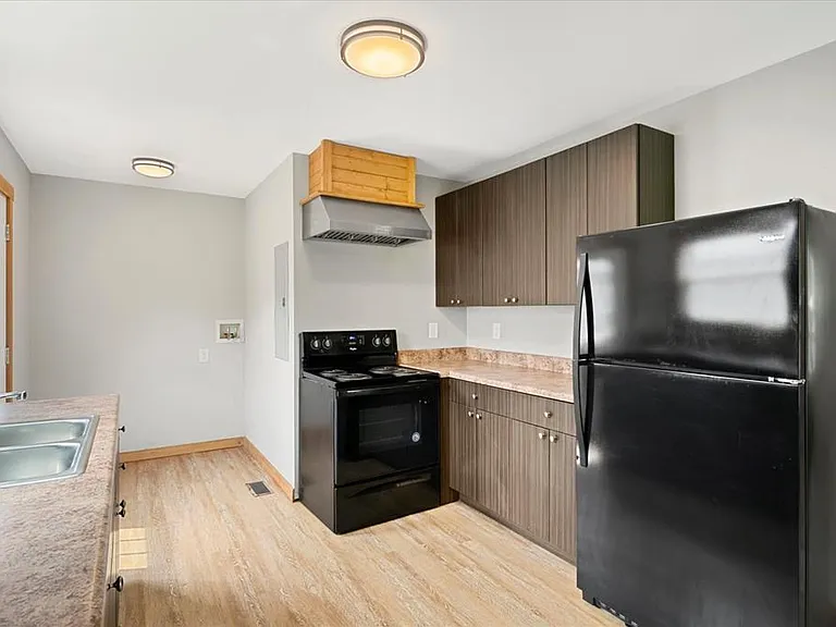 4 5th Ave W — Photo 20
