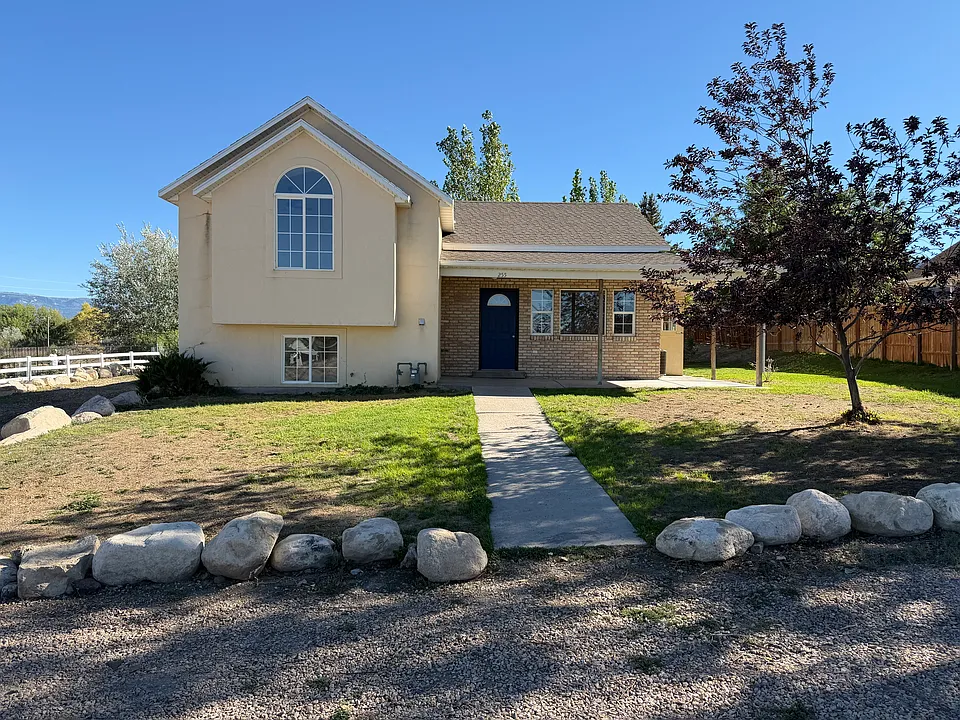 255 W Center St