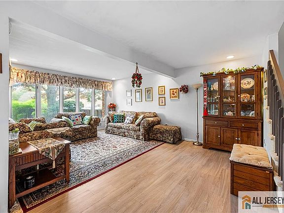 2nd image of 325 Willowbrook Dr