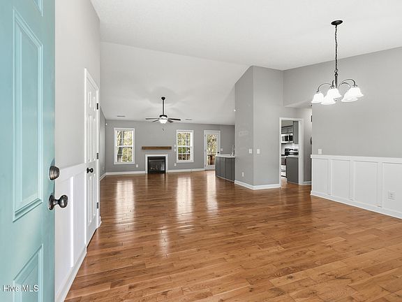 5th image of 35 New Bedford Circle #9