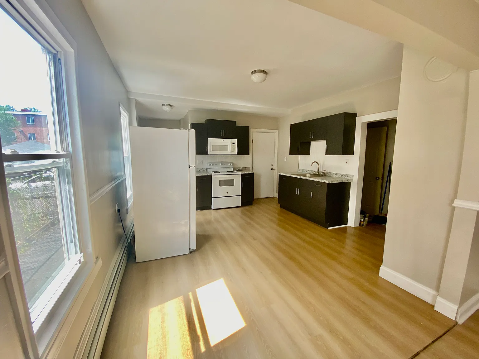 3 bed, 1000 sqft, $1,975 — Photo 2