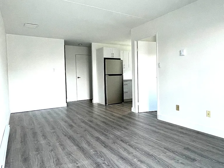 601 Dundas St E — Photo 5