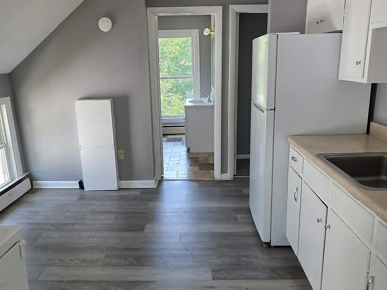 96 Maple St #B — Photo 16