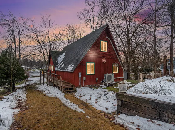 45601 Peninsula Dr E, Grand Junction, MI 49056