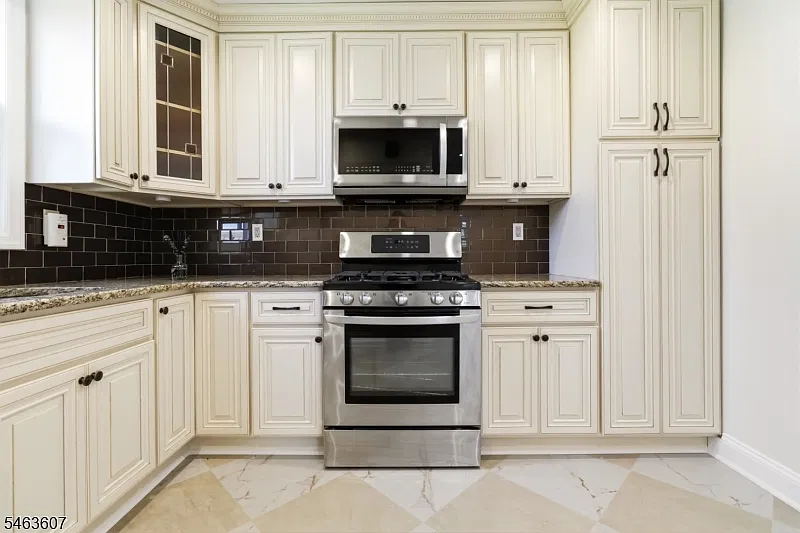 2 bed, 1.0 bath, $2,350 — Photo 3