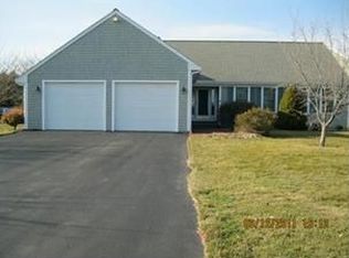 253 Meadow Ln, Middletown, RI 02842