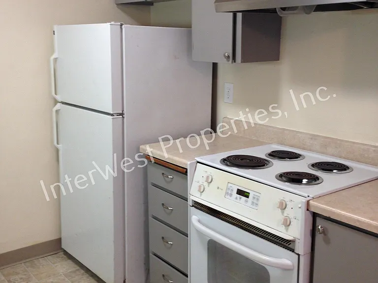 1040 W Powell Blvd — Photo 4