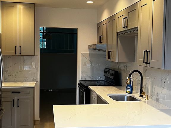 4th image of 32 Manors Dr