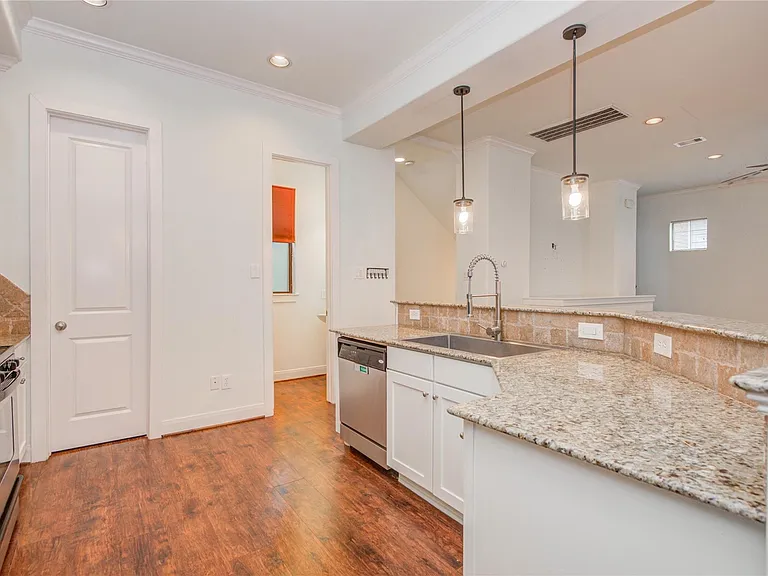 2414 Charleston St #B — Photo 16