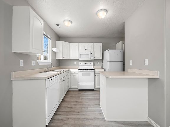 5th image of 369 N Main St APT 2