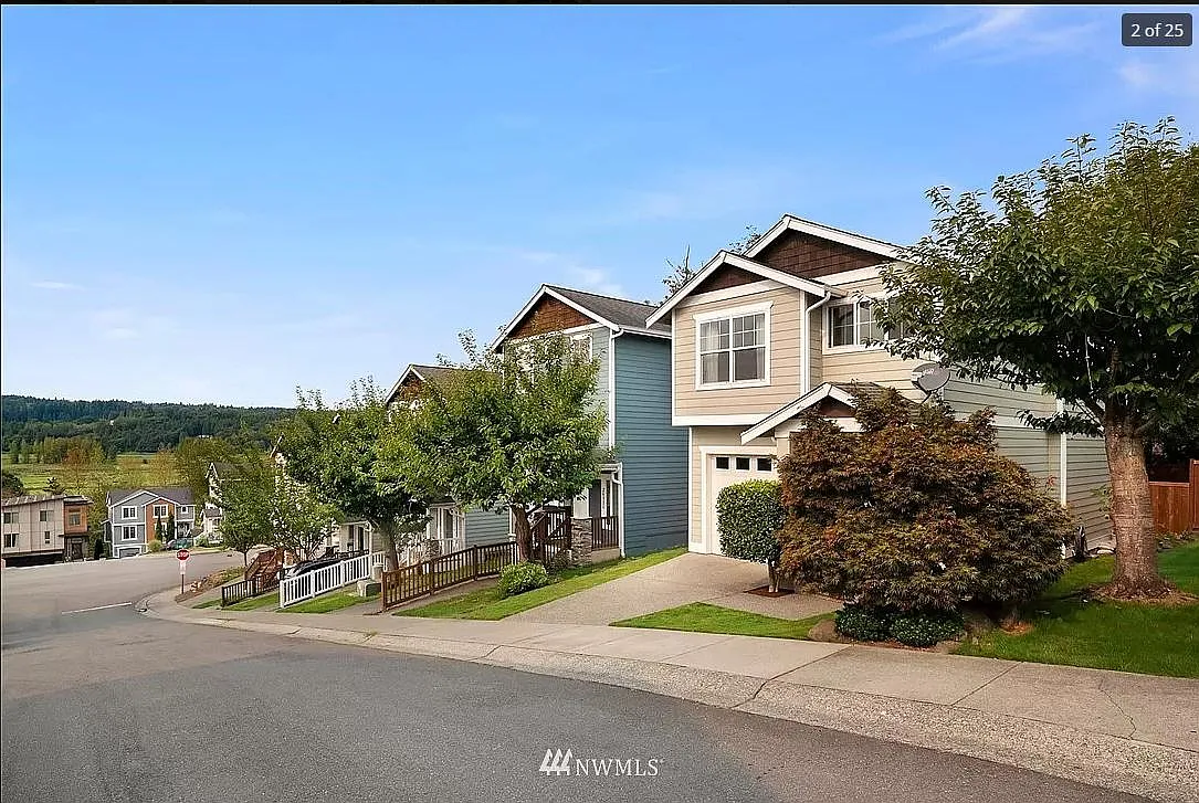3 bed, 2.5 bath, 1380 sqft, $3,200 — Photo 2