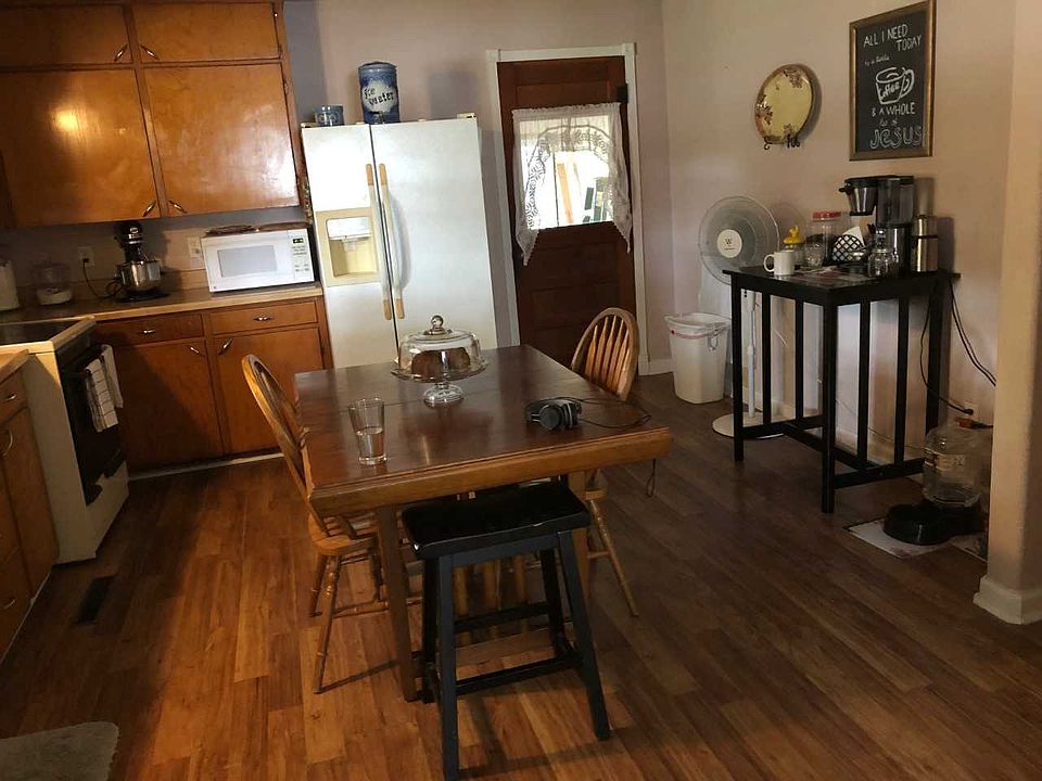 2nd image of 907 S Huston Ave