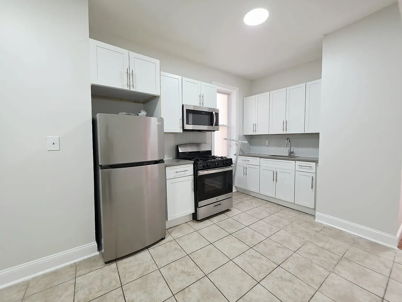 2 bed, 800 sqft, $1,995 — Photo 1