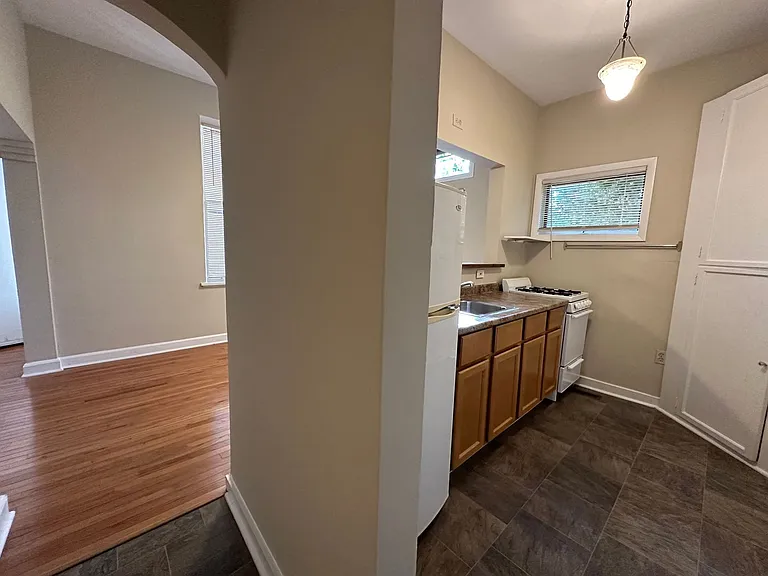 1 & 2 Bedrooms-Brady St - Heat & Electricity Included — Photo 14