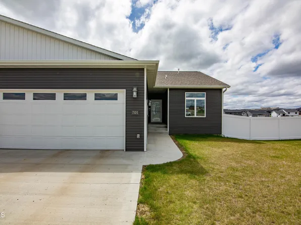 705 Calvert Dr, Bismarck, ND 58503