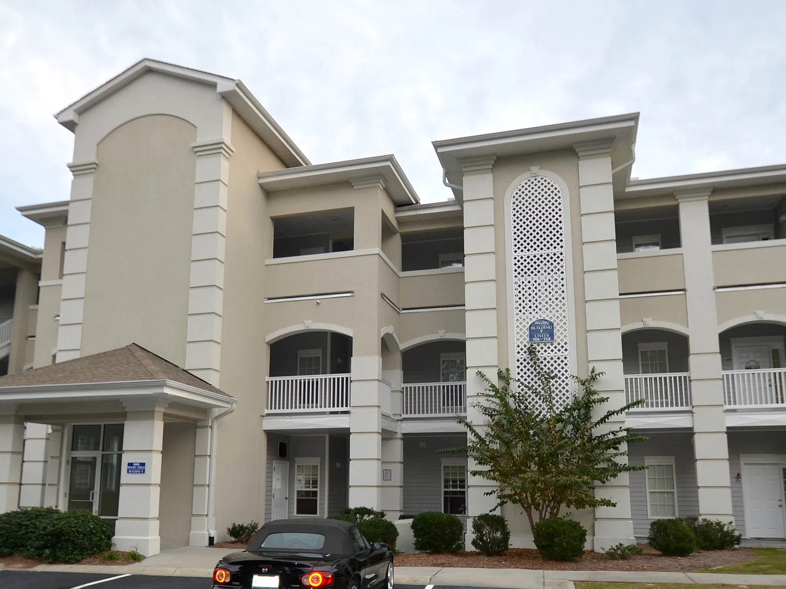 3 bed, 1350 sqft, $1,995 — Photo 1