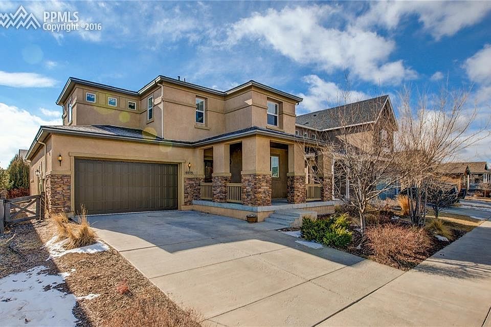 Fantastic Former Model Home Waiting For You To Move In!