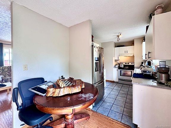 4th image of 1690 Holly Cres