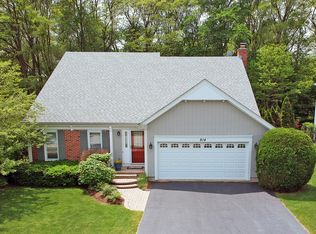 914 Holly Cir, Lake Zurich, IL 60047