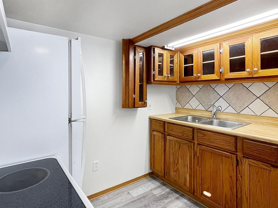 Cute and artsy kitchen.