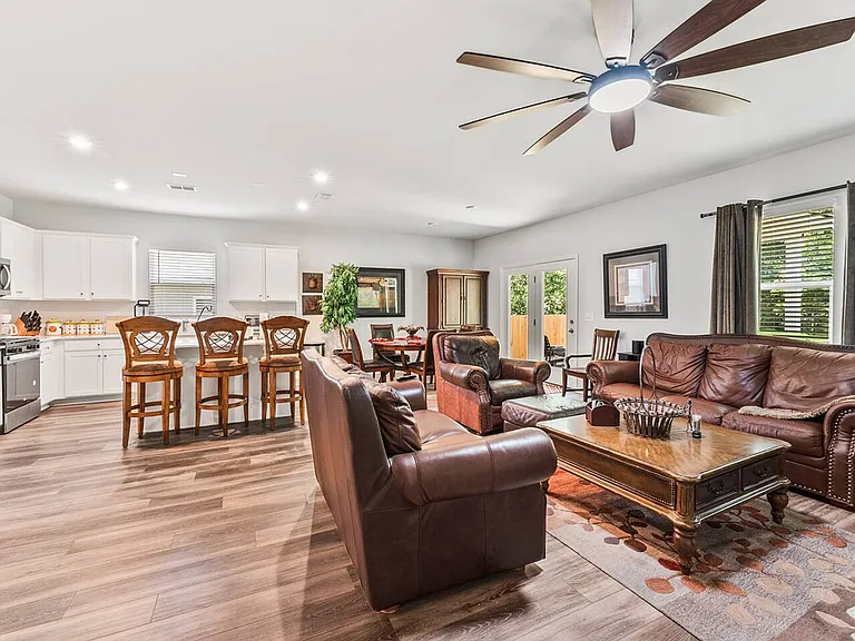 331 Fox Glen Dr — Photo 8