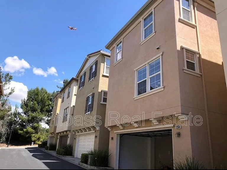 2258 Golden Crest Cmns — Photo 13