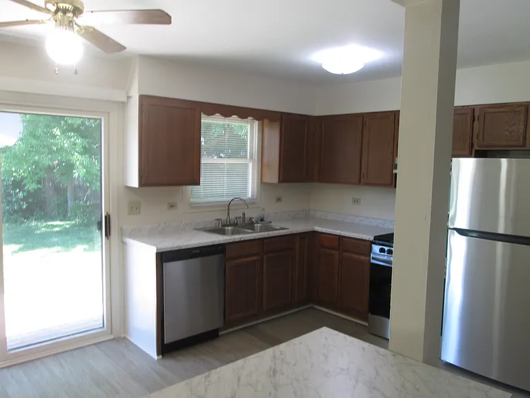 828 Pine Grove Ave — Photo 2