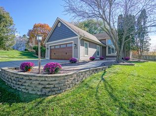 973 Bartlett Dr, Oconomowoc, WI 53066
