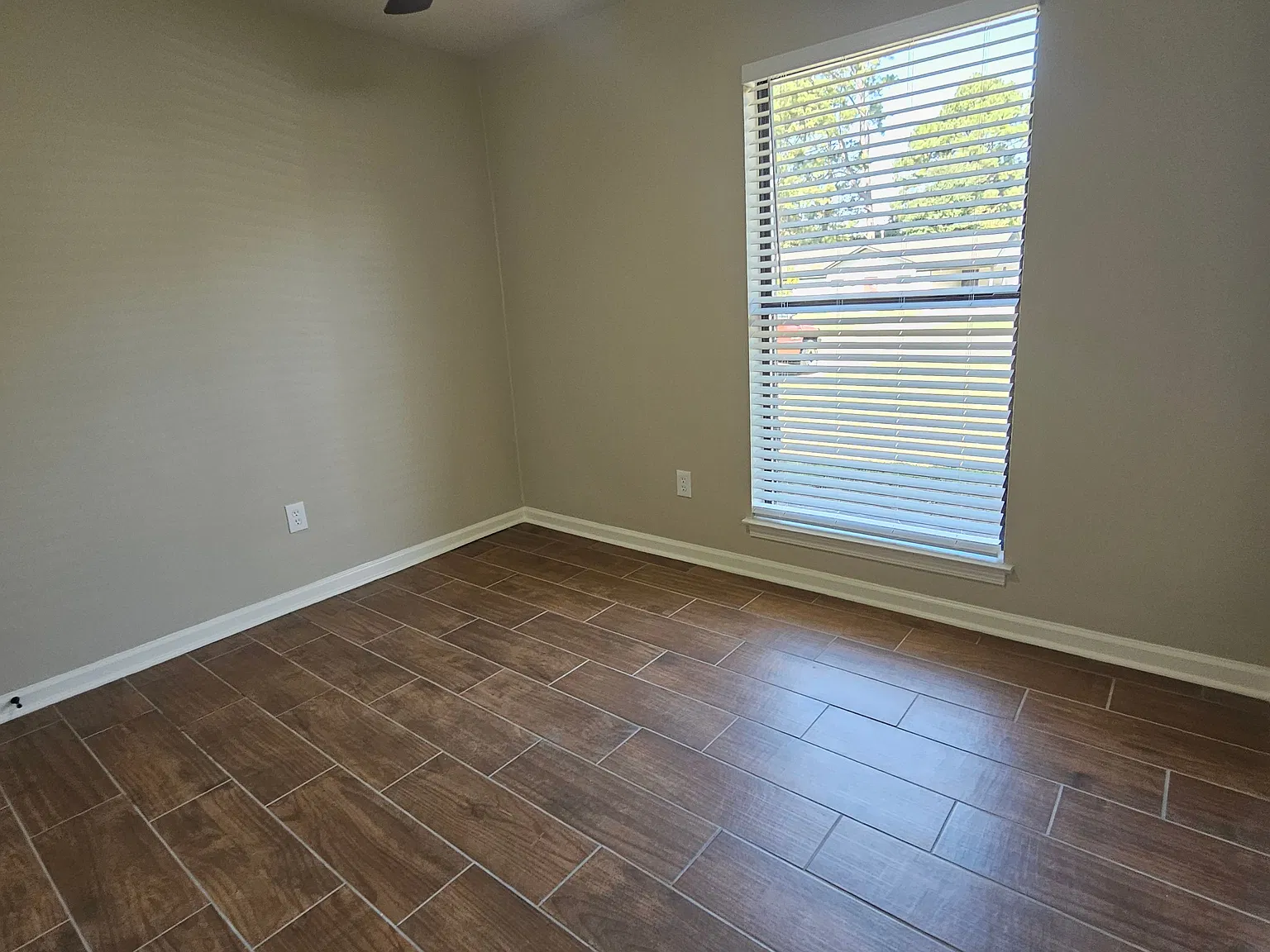 3 bed, 1.5 bath, 1201 sqft, $1,700 — Photo 2
