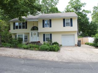 62 17th St, Wading River, NY 11792