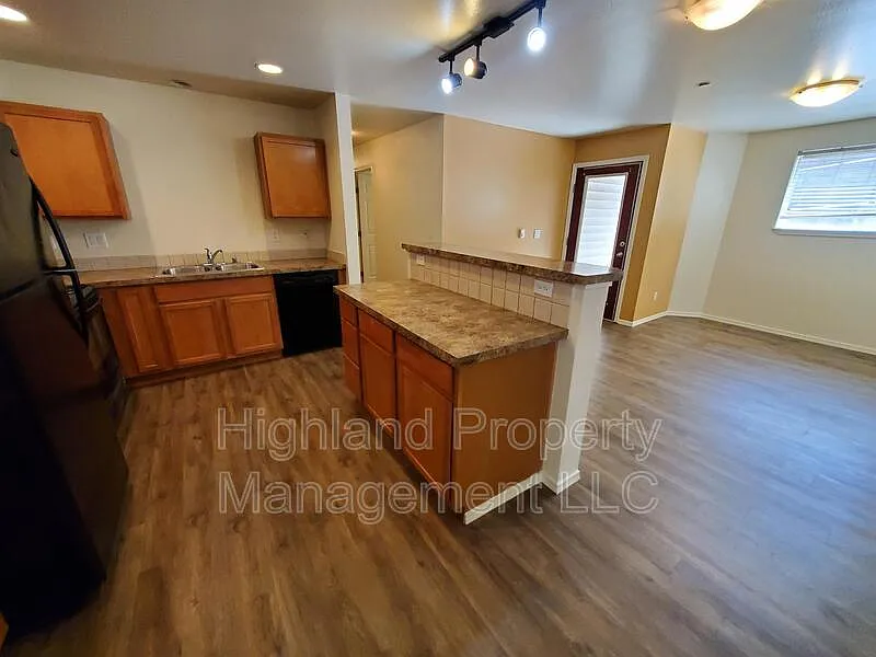 4 bed, 2.0 bath, 1072 sqft, $2,200 — Photo 2