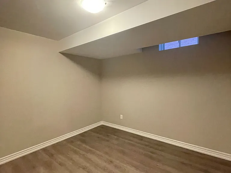 90 Maverick Cres #BASEMENT — Photo 7