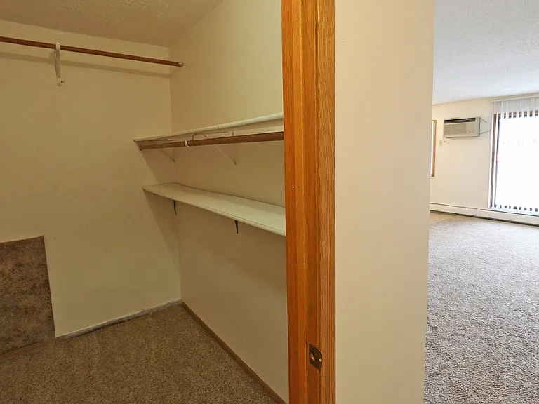 Van Dyke Apartments — Photo 17