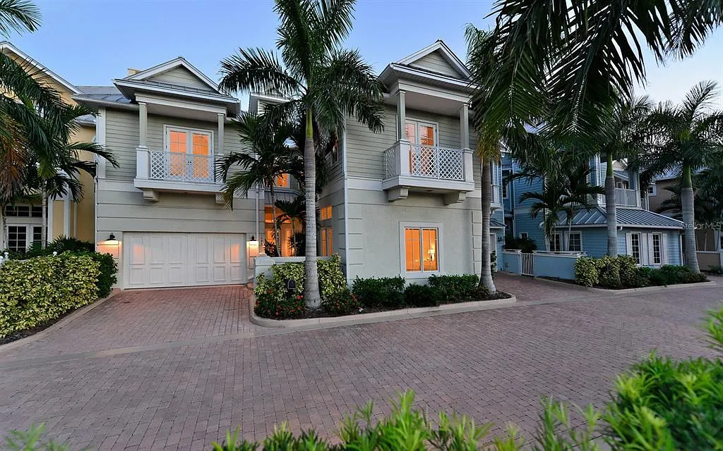 4 bed, 5.5 bath, 4610 sqft, $29,750 — Photo 1