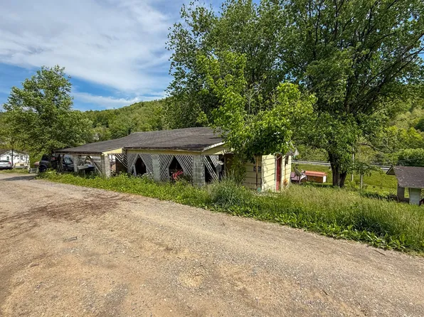88 Virginia St, Gassaway, WV 26624
