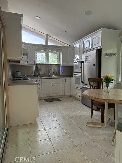 2 bed, 1.5 bath, 950 sqft, $3,250 — Photo 2