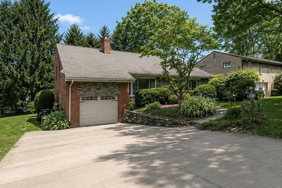 1274 Folkstone Dr — Photo 1