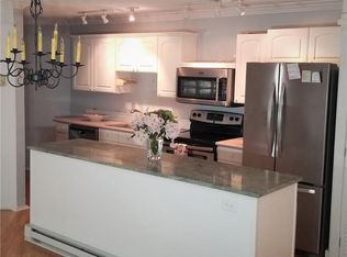 85 River Rd APT J1, Essex, CT 06426