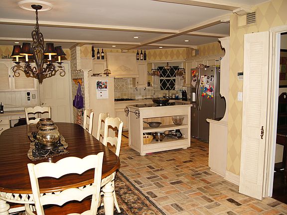 Kitchen & Dining Area