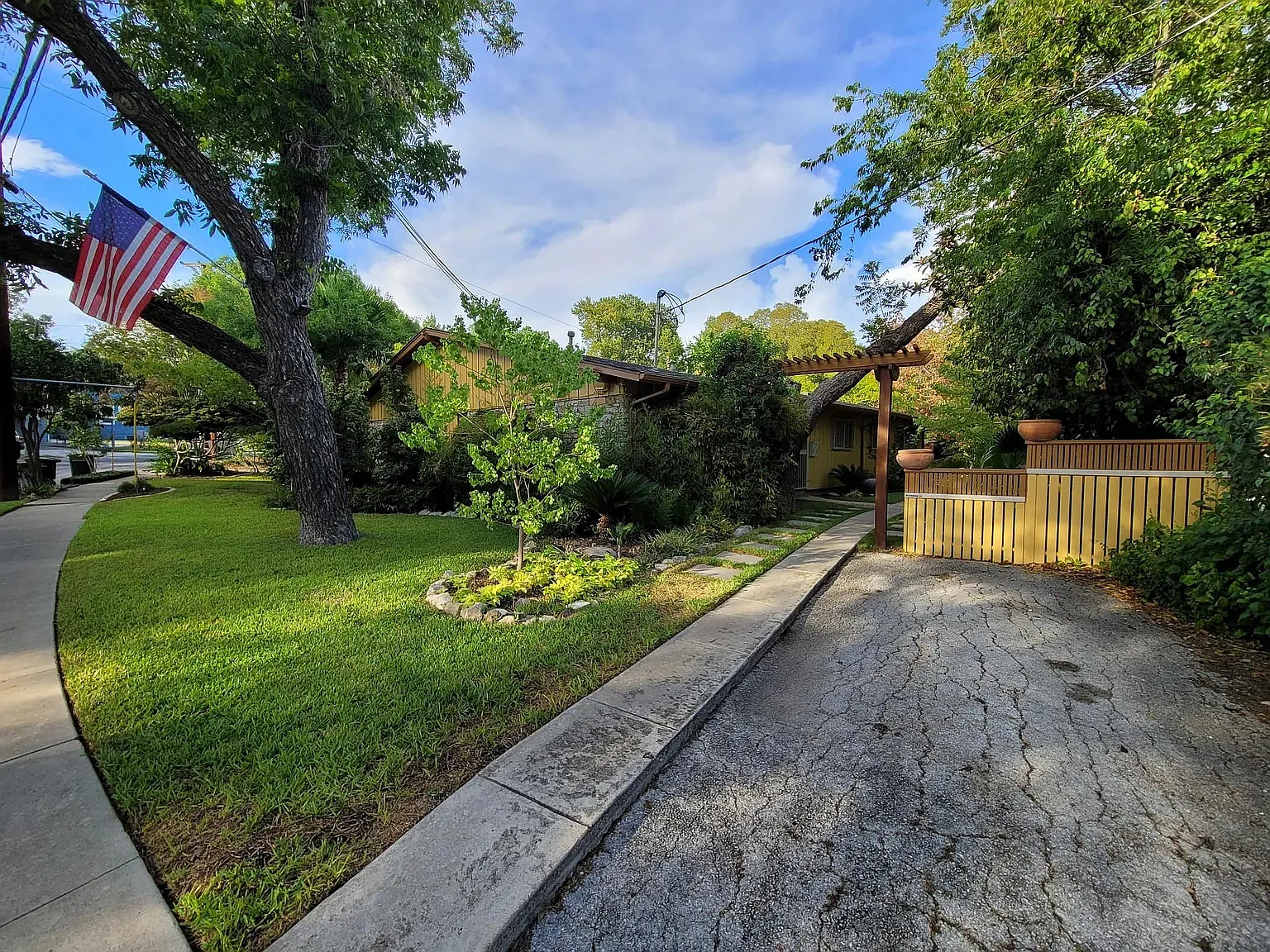 2 bed, 1.5 bath, 840 sqft, $1,465 — Photo 3